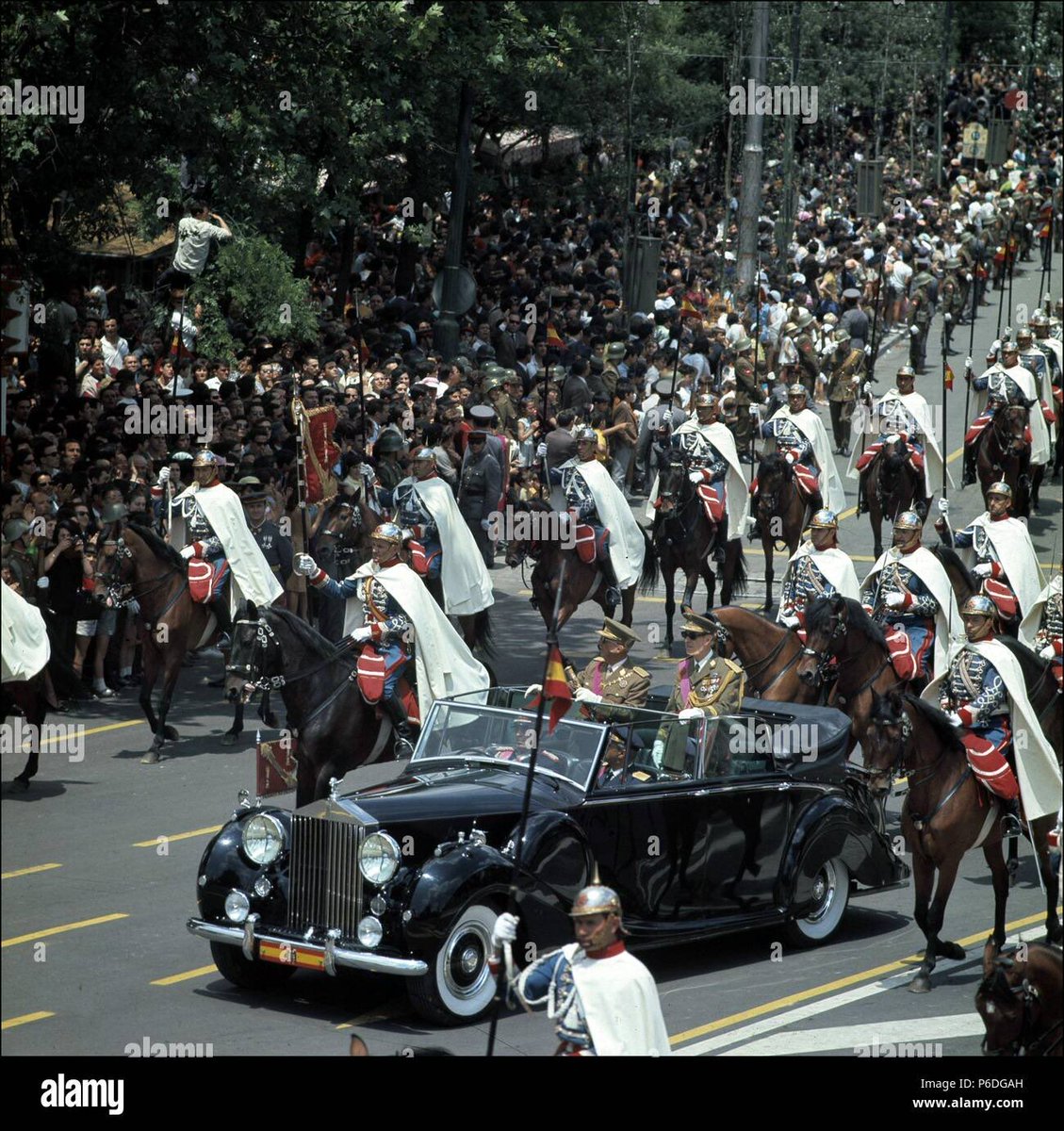 PedritoExtranja's tweet photo. Franco, Hitler, Somoza, Pinochet, Videla, Mussolini, etc…todo CRIMINAL, todo dictador, todo desquiciado con poder absoluto se toma fotos encima de un vehículo. A veces es un jeep, otras un Porsche. El resultado es el mismo, todos juntos o separados solo provocan espanto https://t.co/q1rU8ujvTP