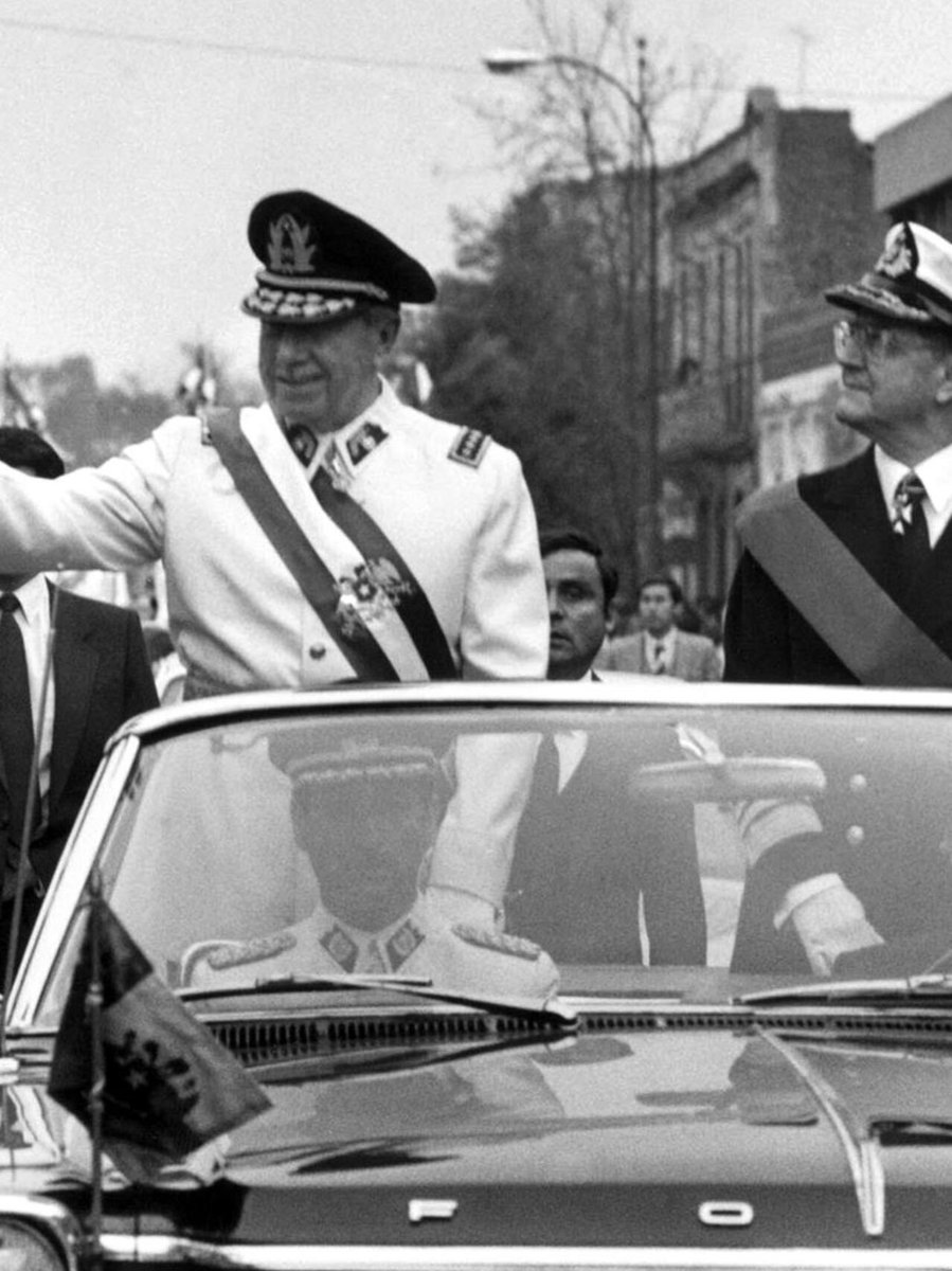 PedritoExtranja's tweet photo. Franco, Hitler, Somoza, Pinochet, Videla, Mussolini, etc…todo CRIMINAL, todo dictador, todo desquiciado con poder absoluto se toma fotos encima de un vehículo. A veces es un jeep, otras un Porsche. El resultado es el mismo, todos juntos o separados solo provocan espanto https://t.co/q1rU8ujvTP