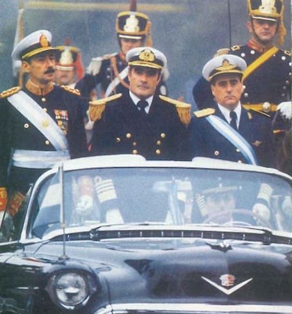 PedritoExtranja's tweet photo. Franco, Hitler, Somoza, Pinochet, Videla, Mussolini, etc…todo CRIMINAL, todo dictador, todo desquiciado con poder absoluto se toma fotos encima de un vehículo. A veces es un jeep, otras un Porsche. El resultado es el mismo, todos juntos o separados solo provocan espanto https://t.co/q1rU8ujvTP