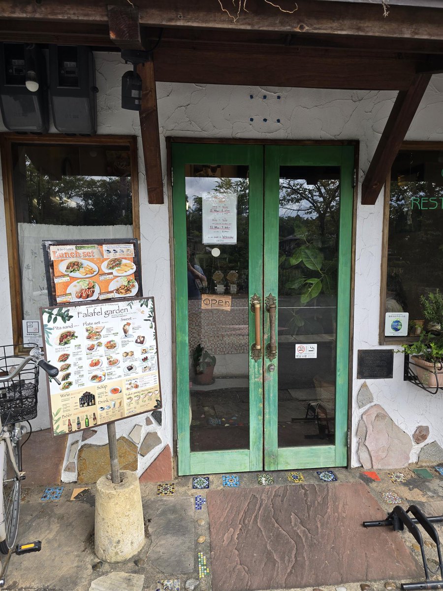 hiro_00001's tweet photo. 帰りにFalafel Gardenでイスラエル料理のランチを。
出町柳にはパレスチナ料理の店もあって、日本って平和だな～って感じるなぁ･･･
ファラフェル＝中東の豆で作ったコロッケ　が美味しい･･･
#FalafelGarden
#イスラエル料理 https://t.co/9Mmt1MnuJU