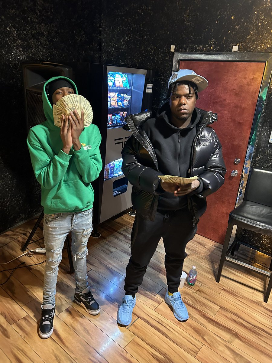 lildeman60's tweet photo. Fuck a shirt I tat my dead bruddas on my face🔟! https://t.co/hcrk9zBLA2