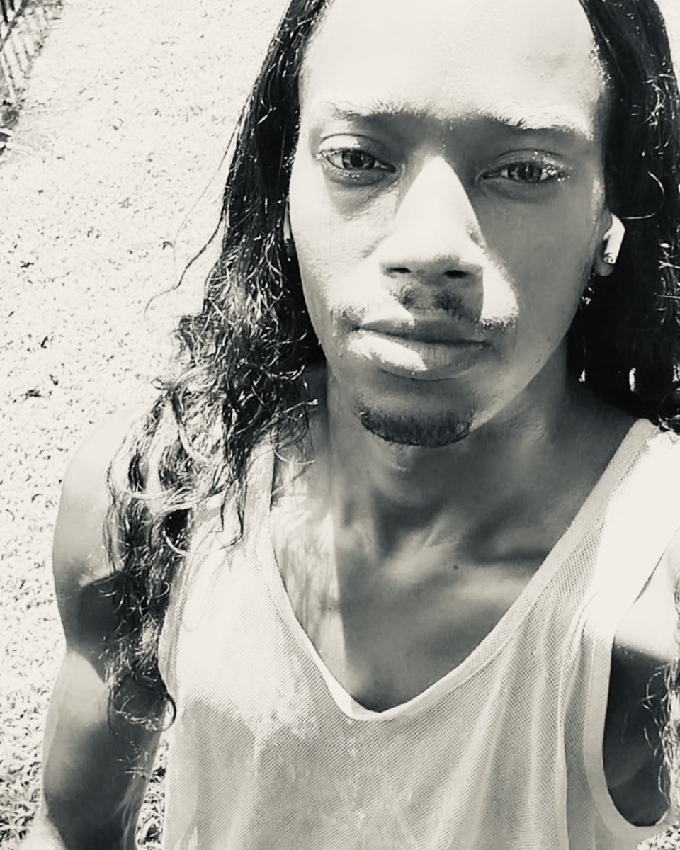 KingLeeCarter's tweet photo. Beach Weather!❤️‍🔥🔱🌈
#fitness #gaymen #gymmotivation https://t.co/QNwasFFYmb