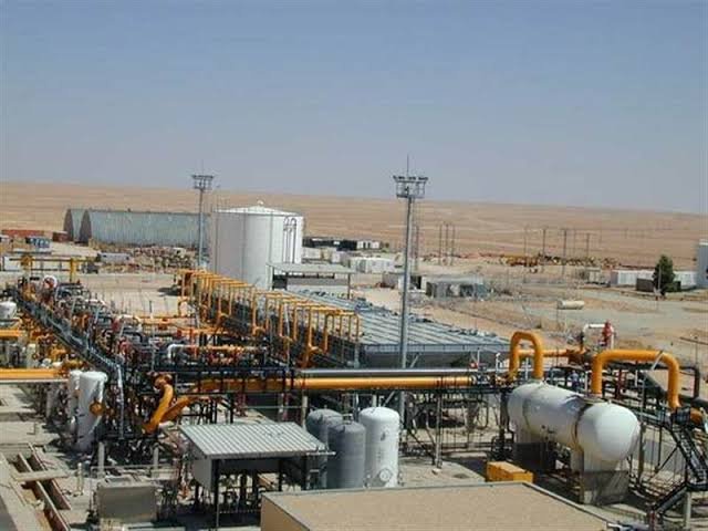 AdenToday_Yemen's tweet photo. عاجل وهام | صنعاء تتقدم عسكريا باتجاه منابع النفط في صافر

أفادت مصادر عسكرية لموقع عدن اليوم الإخباري بأن القوات التابعة لحكومة صنعاء تواصل تقدمها الميداني باتجاه منابع النفط في منطقة صافر بمحافظة مأرب، مشيرةً إلى أن القوات تقدمت من جهة البلق الشرقي، وباتت، وفقًا للمصادر، على مسافة تُقدّر بنحو 20 كيلومترًا من محطة صافر النفطية.

وقالت المصادر إن القوات التابعة لصنعاء لا تزال تواصل تقدمها باتجاه صافر عبر عدة اتجاهات ومسارات، في ظل تحركات عسكرية متواصلة في محيط المنطقة، مضيفةً أن المسافة المتبقية للوصول إلى محطة صافر أصبحت، بحسب تقديراتها، محدودة للغاية.

وبحسب المعلومات التي أوردتها المصادر، فإن التقدم لا يقتصر على محور واحد، وإنما يجري من عدة مسارات باتجاه المنطقة النفطية، الأمر الذي يضع محيط صافر أمام تطورات ميدانية متسارعة، خصوصًا مع استمرار التحركات العسكرية في عدد من المحاور المحيطة بمحافظة مأرب.

وأشارت المصادر إلى أن القوات المتقدمة أصبحت على مقربة من المنشآت النفطية في صافر، وأن الساعات المقبلة قد تشهد تطورات جديدة في خارطة الانتشار العسكري والسيطرة الميدانية، في حال استمر التقدم بالوتيرة التي تتحدث عنها المصادر.

وتكتسب منطقة صافر أهمية استراتيجية واقتصادية كبيرة، باعتبارها تضم منشآت ومنابع نفطية مهمة، وبالتالي فإن أي تغيرات عسكرية في محيطها قد تكون لها انعكاسات واسعة على المشهد العسكري والاقتصادي في محافظة مأرب واليمن بصورة عامة.

موقع عدن اليوم الإخباري يتابع التطورات أولًا بأول، وسيوافيكم بأي معلومات جديدة بشأن حقيقة الوضع الميداني في محيط صافر، مع التأكيد أن المعلومات الواردة في هذا التقرير منسوبة إلى مصادر عسكرية ولم يتسنَّ التحقق منها بشكل مستقل حتى لحظة إعداد النشرة.