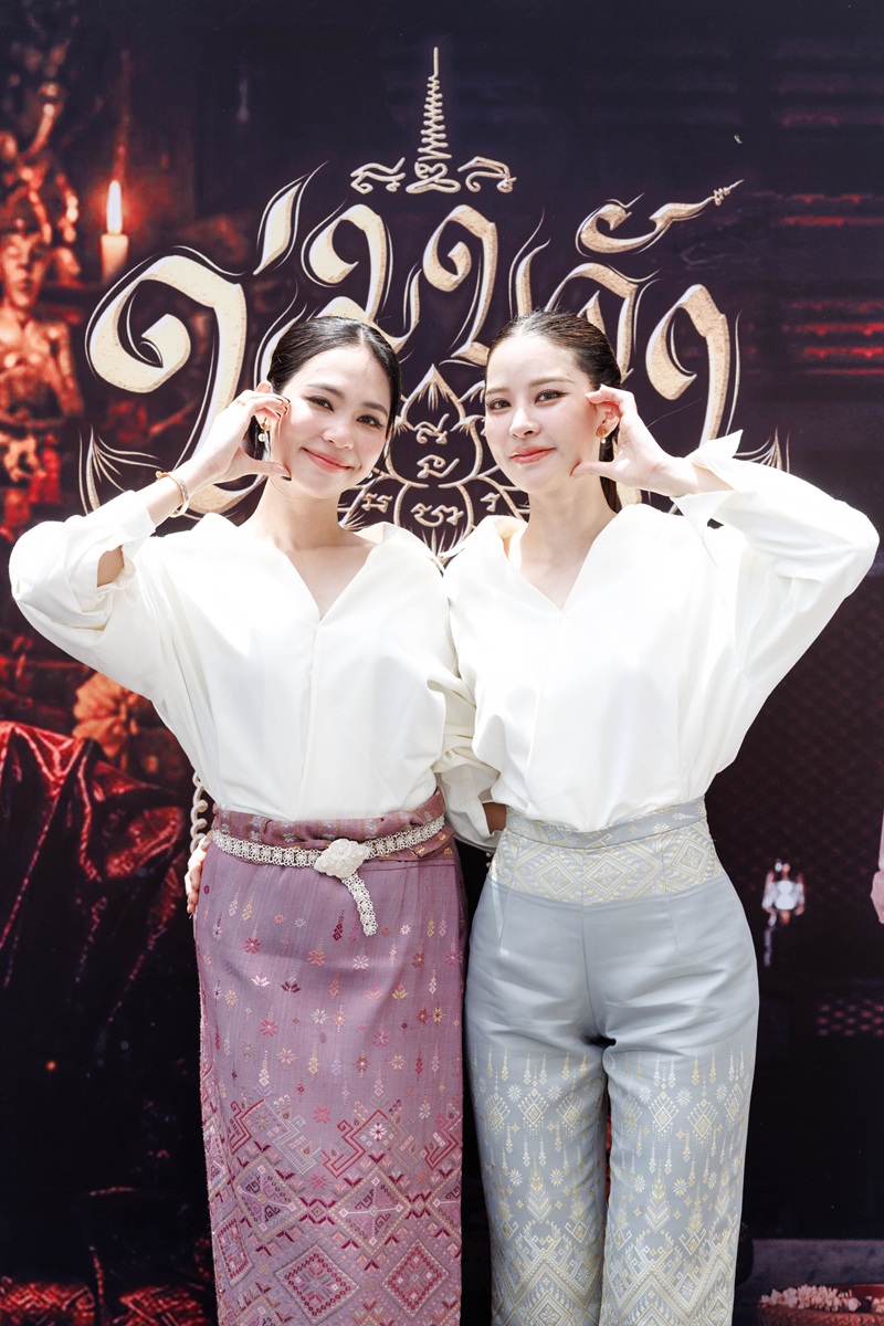 fourteenchannel's tweet photo. Star Hunter เปิดจักรวาล “ข่มขลัง” ท้าทายความเชื่อเรื่องคาถาอาคม! WeTV Original พา GL ไทยดำดิ่งสู่โลกไสยศาสตร์เต็มตัว

เมื่อ “ความรัก” ต้องเผชิญทั้งคาถาอาคม ปริศนา และความเชื่อที่ยากจะหาคำตอบ นี่คือจุดเริ่มต้นของ “ข่มขลัง” (Khom Khlang The Series) ซีรีส์ WeTV Original ที่ Star Hunter Entertainment และ WeTV ตั้งใจพา GL ไทยก้าวออกจากกรอบความโรแมนติก สู่โลกแห่งความลึกลับ การสืบสวน และไสยศาสตร์ที่หยั่งรากอยู่ในวัฒนธรรมความเชื่อแบบไทย
เบื้องหลังโปรเจกต์นี้ Star Hunter Entertainment ใช้เวลากว่า 2 ปีในการพัฒนา ตั้งแต่การคัดเลือกบทประพันธ์   สร้างโลกของ “ข่มขลัง” ไปจนถึงการเฟ้นหานักแสดงที่ “ใช่”

คุณโอ๋ - ยชญ กรณ์หิรัญ ประธานกรรมการ บริษัท สตาร์ ฮันเตอร์ เอ็นเตอร์เทนเม้นท์ จำกัด เผยว่า “จุดแข็งของ “ข่มขลัง” คือโลกในบทประพันธ์ที่มีมากกว่าเรื่องความรัก เพราะเต็มไปด้วยความเชื่อ วัฒนธรรม ไสยเวท  ความลึกลับ และวิถีชีวิตของคนไทย เราจึงไม่ได้มองว่านี่เป็นเพียงเรื่องรักของผู้หญิงสองคน แต่เป็นโอกาสที่จะพาผู้ชมเข้าไปสัมผัสอีกโลกหนึ่งที่มีความเป็นไทยอย่างชัดเจน ขณะเดียวกัน “ตัวละคร” คือหัวใจสำคัญ เราใช้เวลา ตามหานักแสดงที่ “ใช่” อยู่นาน เพราะไม่ได้ต้องการเพียงคนที่เล่นได้ แต่ต้องทำให้ผู้ชมเชื่อว่านี่คือ “แม่ครูบุหลัน” และ “หมวดภีม” จริง ๆ จนได้ บิ๊นท์ - สิรีธร ลีห์อร่ามวัฒน์ และ ปุยนุ่น - วรางค์ศิริ ธนจรัสวรภัทร์ ซึ่งทั้งบุคลิก พลังงาน และเคมีเข้ากันกับตัวละครมาก

อีกสิ่งสำคัญคือ “ข่มขลัง” ถ่ายทอดทั้งวัฒนธรรม ความเชื่อ และภูมิปัญญาไทย จึงได้รับการสนับสนุนจากกรมส่งเสริมวัฒนธรรม กระทรวงวัฒนธรรม เพื่อร่วมถ่ายทอดอัตลักษณ์และ เสน่ห์ความเป็นไทยสู่ผู้ชมทั้งชาวไทยและต่างประเทศ และเป็นอีกหนึ่งคอนเทนต์ที่ช่วยผลักดันซอฟต์พาวเวอร์ไทยให้เป็นที่รู้จักในวงกว้างมากขึ้นครับ”

ด้าน คุณเฟิร์ส - ชนันตร์ ลาภอนันต์รุ่ง ประธานเจ้าหน้าที่บริหาร บริษัท สตาร์ ฮันเตอร์ เอ็นเตอร์เทนเม้นท์ จำกัด มองว่า “ท่ามกลางการเติบโตของตลาดซีรีส์ GL ไทย วันนี้แค่มีคู่ที่เคมีดีหรือความโรแมนติกอย่างเดียวอาจไม่พอ แต่ต้องมีโลกของเรื่อง Story และ Production ที่แตกต่าง ซึ่ง “ข่มขลัง” รวมทั้งความรัก การต่อสู้ การสืบสวน ความเชื่อ ไสยเวท และวัฒนธรรมไทยไว้ด้วยกัน ความท้าทายคือทำอย่างไรให้คนดู “เชื่อในโลกของข่มขลัง” ตั้งแต่โลเคชั่น บรรยากาศ ไปจนถึงรายละเอียดของพิธีกรรม ขณะที่ความร่วมมือกับ WeTV ครั้งนี้ ไม่ได้เป็นเพียงความสัมพันธ์ระหว่างผู้ผลิตกับแพลตฟอร์ม แต่เป็นการทำงานแบบพาร์ตเนอร์ที่นำจุดแข็งของทั้งสองฝ่ายมาร่วมกันผลักดัน “ข่มขลัง” ให้แตกต่างทั้งด้านคอนเทนต์และโปรดักชันครับ”

คุณหมอก - ณัฐพร รุ่งขจรกลิ่น ผู้จัดการ WeTV ประจำประเทศไทย กล่าวว่า “การตัดสินใจสร้าง “ข่มขลัง” ไม่ได้เกิดขึ้นเพียงเพราะกระแส GL แต่เพราะเราอยากนำเสนอ “รสชาติใหม่” ให้ผู้ชม โดย WeTV นำความแข็งแกร่งด้านคอนเทนต์ กลยุทธ์ และแพลตฟอร์ม มาผสานกับความเชี่ยวชาญของ Star Hunter ในการสร้างศิลปิน  คาแรกเตอร์ และซีรีส์ที่เข้าใจฐานแฟน ถ้าจะนิยาม “ข่มขลัง” ผมมองว่าเรื่องนี้เหมือน “ต้มยำ” ที่รวมหลายรสชาติไว้ด้วยกัน ทั้งโรแมนติก การสืบสวน ความลึกลับ ความเชื่อ ไสยเวท และวัฒนธรรมไทย ทุกองค์ประกอบถูกปรุงให้กลายเป็นรสชาติใหม่ที่มีความเป็นไทยชัดเจน ขณะเดียวกันผู้ชมทั่วโลกก็สามารถเข้าถึงและสนุกไปด้วยกันได้ครับ”

อีกหนึ่งหัวใจสำคัญคือ มิ - ภูวดล เนาว์โสภา ผู้กำกับซีรีส์ ผู้ทำหน้าที่เปลี่ยนโลกในตัวหนังสือให้กลายเป็นภาพจริง โดยเฉพาะการออกแบบ “แม่ครูบุหลัน” และโลกแห่งไสยเวทให้ร่วมสมัยแต่ยังน่าเชื่อถือ

“เสน่ห์ของ “ข่มขลัง” อยู่ที่ตัวละคร แต่ละคนมีเหตุผล มีอดีต และมีภารกิจของตัวเอง ขณะเดียวกัน โจทย์สำคัญคือการผสานความลึกลับและการสืบสวนเข้ากับโลกแห่งความเชื่อและไสยศาสตร์ไทยให้สมดุล เพราะหากองค์ประกอบใดมากเกินไป อีกส่วนอาจสูญเสียพลัง “ข่มขลัง” จึงไม่ได้หนีจากความเป็น GL แต่เลือกใช้ความสัมพันธ์ของตัวละครเป็นหัวใจ ก่อนขยายโลกให้กว้างขึ้นด้วยคดี ความลึกลับ ความเชื่อ ไสยเวท และวัฒนธรรมไทย หลังใช้เวลากว่า 2 ปีในการพัฒนา วันนี้เราพร้อมพาผู้ชมสัมผัสอีกหนึ่งรสชาติของ GL ไทย ในโลกที่ความรักไม่ได้ต้องเอาชนะเพียงความรู้สึกของหัวใจ แต่ยังต้องเผชิญทั้ง “คดี” และ “คาถาอาคม” ไปพร้อมกันครับ”

ติดตามชมซีรีส์ WeTV Original “ข่มขลัง” (Khom Khlang The Series) ซีรีส์แซฟฟิกแนวโรแมนติก ดราม่า เหนือธรรมชาติ และลึกลับ จากบทประพันธ์โดย Luxurious.W (ลักซ์ชูเรียส.W) ออกอากาศทุกวันจันทร์  เวลา 20.00 น. รับชมเวอร์ชัน UNCUT ได้ที่ WeTV ที่เดียวเท่านั้น เริ่มวันจันทร์ที่ 7 กันยายนนี้

#ข่มขลัง #khomkhlangtheseries #ปุยนุ่นบิ๊นท์ #puinoonbint #WeTVOriginal #WeTVth #StarHunterEntertainment
