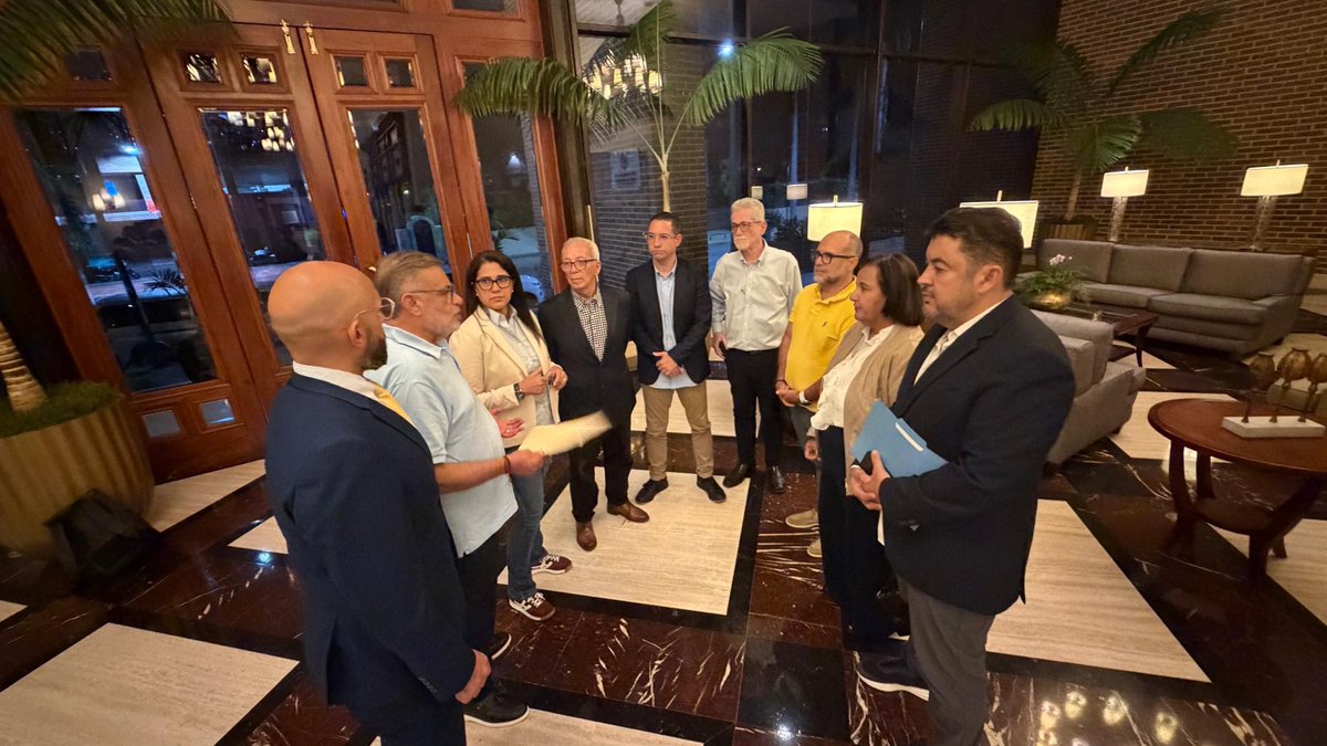 VoluntadPopular's tweet photo. La comisión de la Asamblea Nacional de 2015 sostuvo una reunión con ex presos políticos y familiares de presos políticos. 

Durante el encuentro, recibieron una comunicación solicitando que la liberación de los presos políticos sea incluida como un tema prioritario dentro de la mesa de negociación. 

Libertad para los más de 500 presos políticos en Venezuela.
