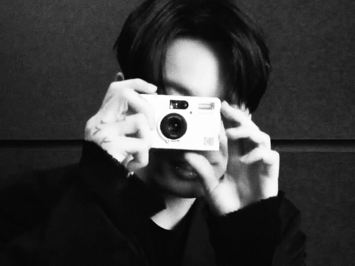 dollykookcita's tweet photo. GUTTER | #autaekook 
–Dónde Jk es un fiscal que lleva meses investigando a un poderoso político involucrado en negocios turbios.
todo sale mal el día que decide investigar por su cuenta y termina siendo atrapado. 

Cuando le ordenan a V encargarse de él.. lo reconoce era su Jk. https://t.co/DgeE3D6Fd7