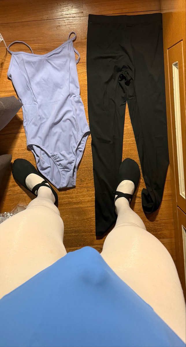 blanche0324's tweet photo. 上午舞蹈课时穿右边男生的，晚上在家偷穿左边女生的 👯‍♀️🌚 https://t.co/YdEjMjyS9c