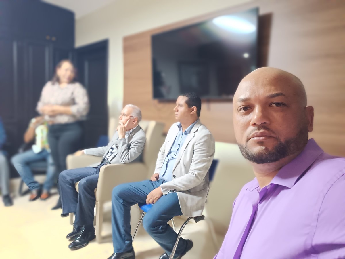 keilin_mota's tweet photo. Sigue la avalancha hacia el PLD.

En estos MOMENTOS desde los Alcarrizos son juramentados más de 25 dirigentes del PRM y nuevos votantes en el PLD. ES UN DESBORDE TOTAL HACIA EL PLD.✍️ https://t.co/iRHY50xx9p
