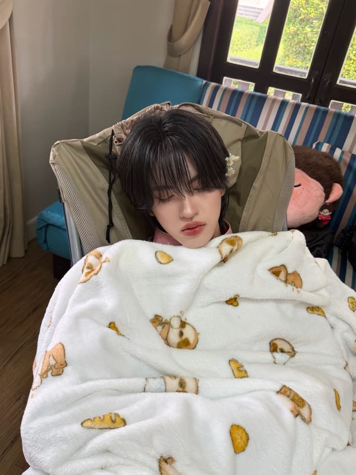 ilovelattekim's tweet photo. Lord redying my hair is so exhausting that i have to keep looking at cute kim Pics so i dont loose my shit(but who am i kidding , thats literally part of daily Routine so i dont loose my shit on a random thuesday) #kkim_pst https://t.co/iRhxDysQlH