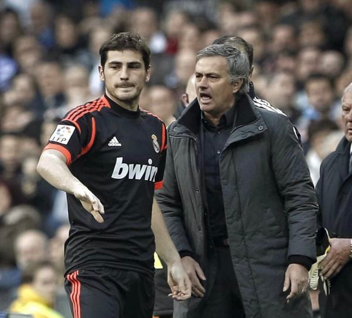 ElInmortal____'s tweet photo. Morinho a Casillas.

"Esto es Barcelona contra Real Madrid. Cuando vas a la Selección, podéis daros besos unos a otros, pero no ahora. Esto es la guerra".

Mi maldito padre.

Eso es el maldito Real Madrid. No lo que representaba el topo ese. https://t.co/d5oAK1KxSO
