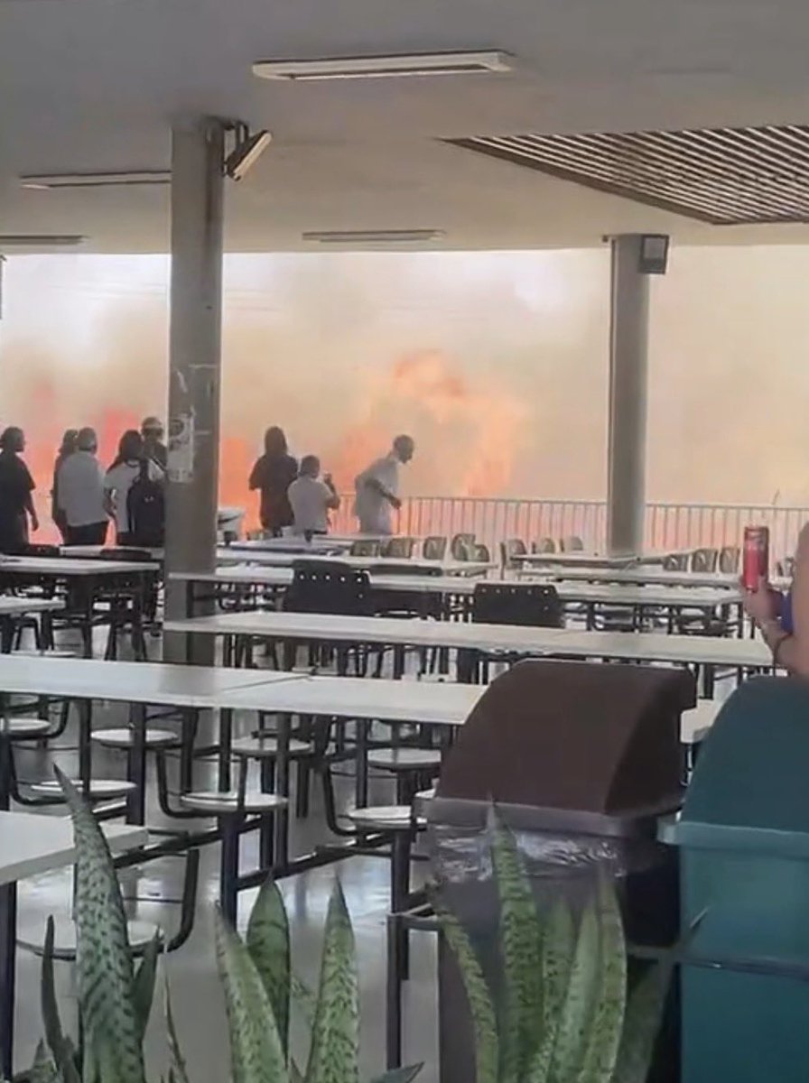 AndrePiresDF's tweet photo. Campus da UnB de Ceilândia em Chamas, a verdade é que teremos um longo agosto e um longo setembro, mais uma vez o GDF de Ibaneis e Celina não preparou a nossa cidade para este período, mais uma crise climática que enfrentaremos sozinhos. https://t.co/FfKyvCiO5Z