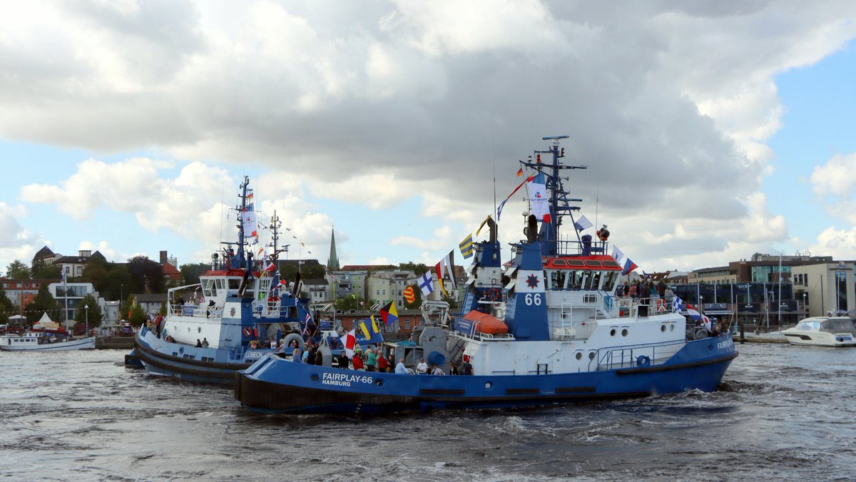 RickyGTS's tweet photo. Tuesday is my #TUG‘sday 🙋♂️ Heute mit den #FAIRPLAY Dancing Queen‘s der #HanseSail 26 in #Rostock 📸📸📸📸 https://t.co/3D1JEfD5Xs