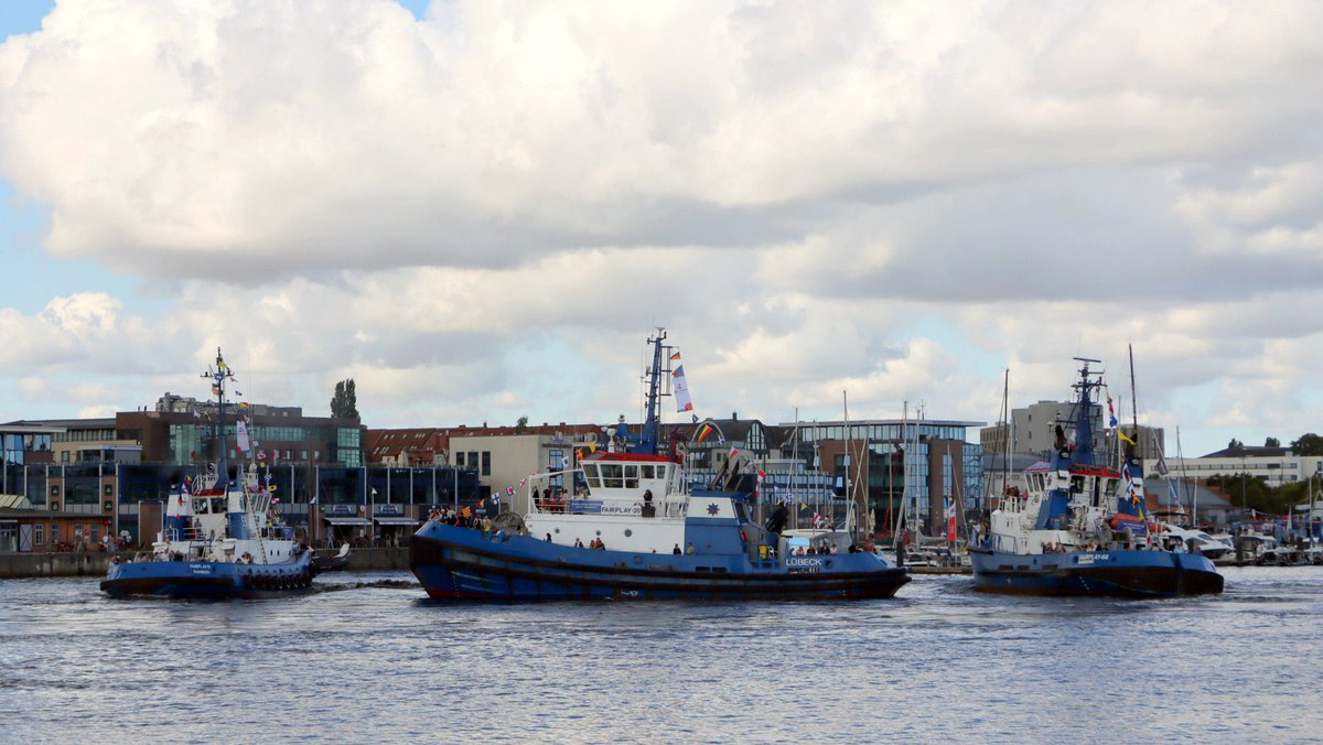 RickyGTS's tweet photo. Tuesday is my #TUG‘sday 🙋♂️ Heute mit den #FAIRPLAY Dancing Queen‘s der #HanseSail 26 in #Rostock 📸📸📸📸 https://t.co/3D1JEfD5Xs
