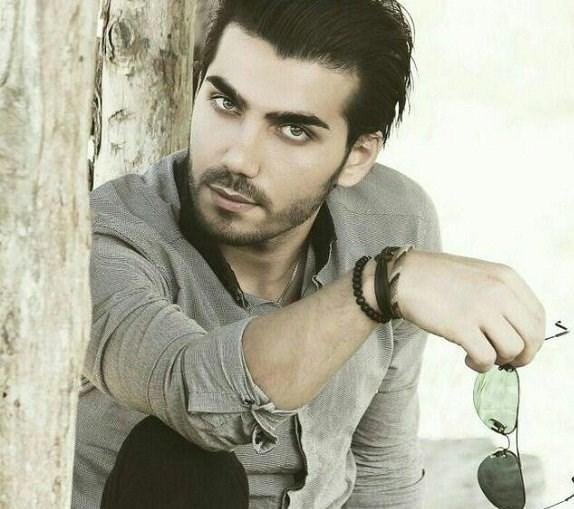 arman34105007's tweet photo. بابڪ رفت سربازی محل خدمتش رشت بود.
در زمان سربازی هرازگاهی خونه نمیومد
میگفت:"جای دوستانم ڪه مرخصی رفته ان،موندم" بعدها فهمیدیم‌ڪه به ڪردستان میرفته واونجا لب مرز داوطلبانه خدمت میڪرده!!! 

به نقل از مادر‌شہید:

شهید‌بابک‌نوری... 
 هدیه به روح مطهر شهید صلوات🌹 https://t.co/yYSVPnFdum