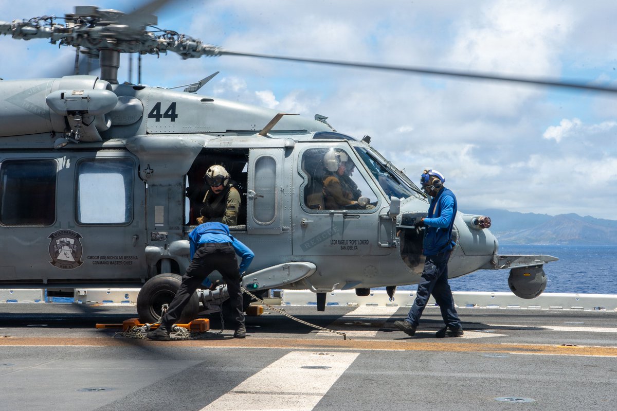 USPacificFleet's tweet photo. Flight deck teamwork⚓ 
Sailors aboard USS Essex (LHD 2) work with Marine aviation crews to reposition, launch and land aircraft while underway in U.S. 3rd Fleet. #USNavy #USMC #3rdFleet #Readiness https://t.co/XEheCdzspn