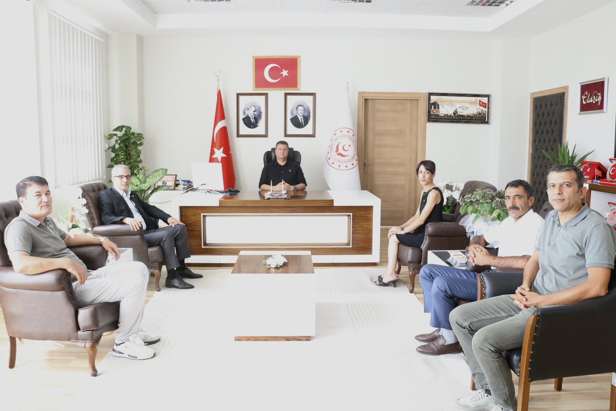 elazigashim's tweet photo. Yeni Sendika Sağlık ve Sosyal Hizmet Çalışanları Sendikası Elazığ Şube Başkanı Sayın Çağrı Kaya ve yönetim kurulu üyeleri, İl Müdürümüz Sayın Serdar Demirci ile bir araya geldi.

Nazik ziyaretlerinden dolayı kendilerine teşekkür ederiz. https://t.co/uzZbf4T2XR