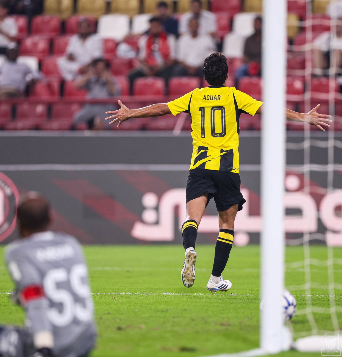 ittihad's tweet photo. عـوار يـغرس سيوفه على هيئة أهداف.. 🗡️🔥
#الاتحاد_الجزيرة 🇦🇪 https://t.co/HtlZEI66td