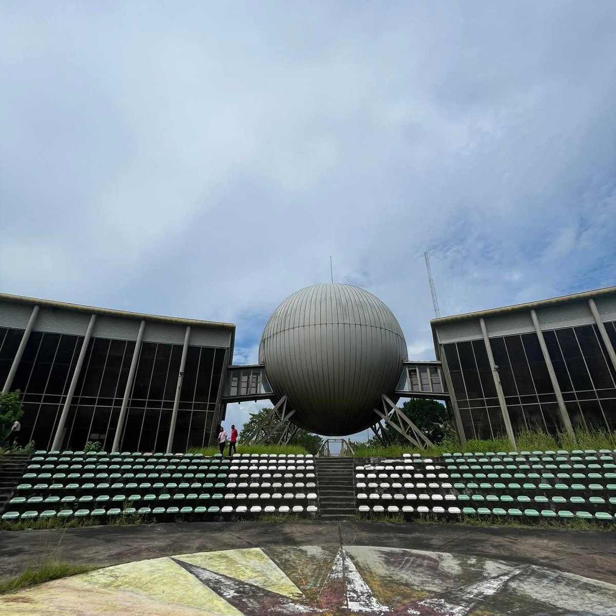 Shaibu_AO's tweet photo. This is Tinapa, Calabar 🇳🇬, a $350 million resort that was meant to be the biggest in Africa and attract tourists, investors and businesses from around the world.
Nigerians vandalized and destroyed most parts of it during the #EndSARS protests, leaving what was once a major tourism dream in a terrible state.