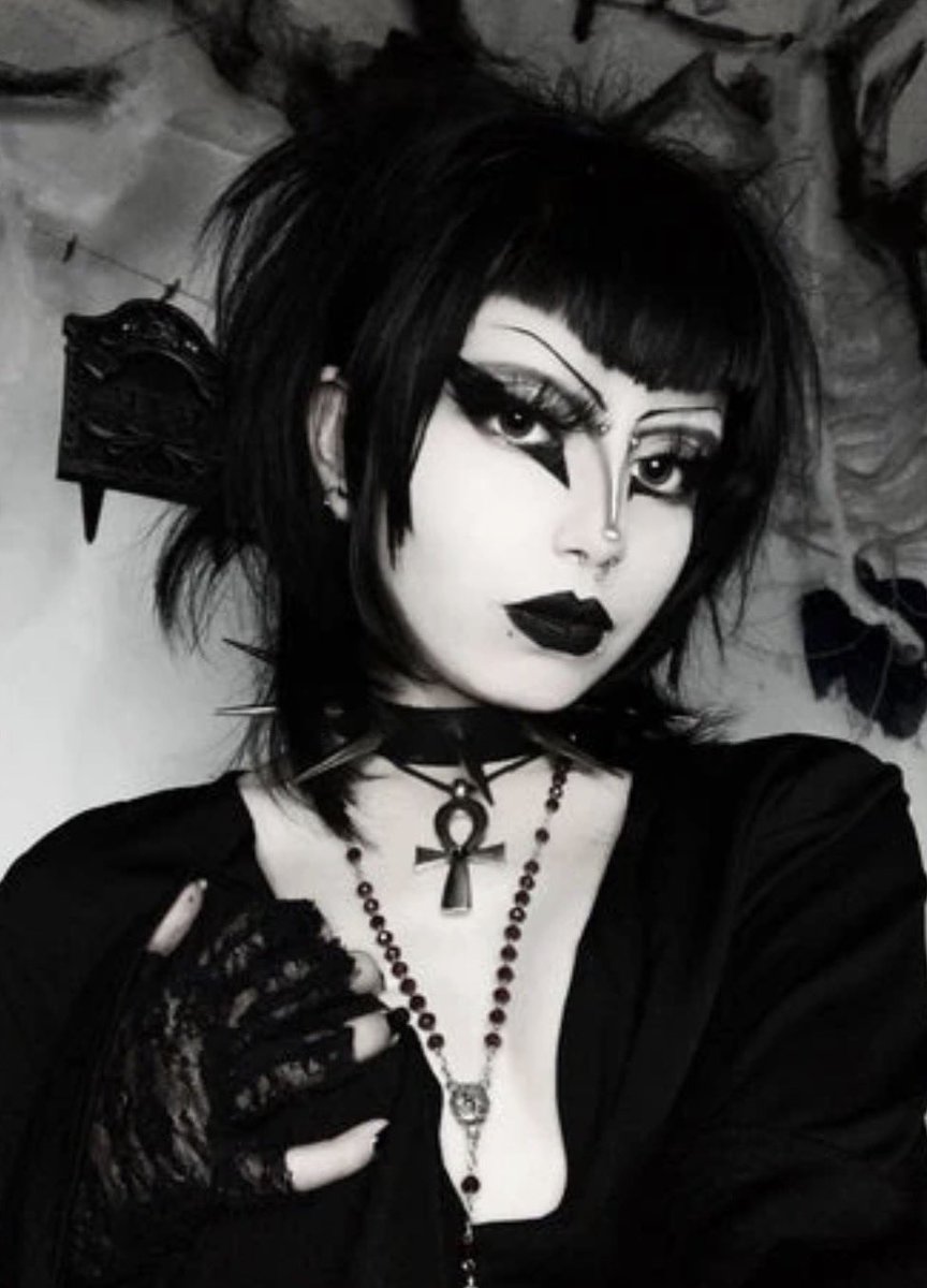 TL0VEB's tweet photo. @Ransom2026 @kirawontmiss Shes a fetishist poser these are real goths. Goth is a subculture for music and art, not running around bouncing your tits for views like a prostitute https://t.co/r7gaPC21ry