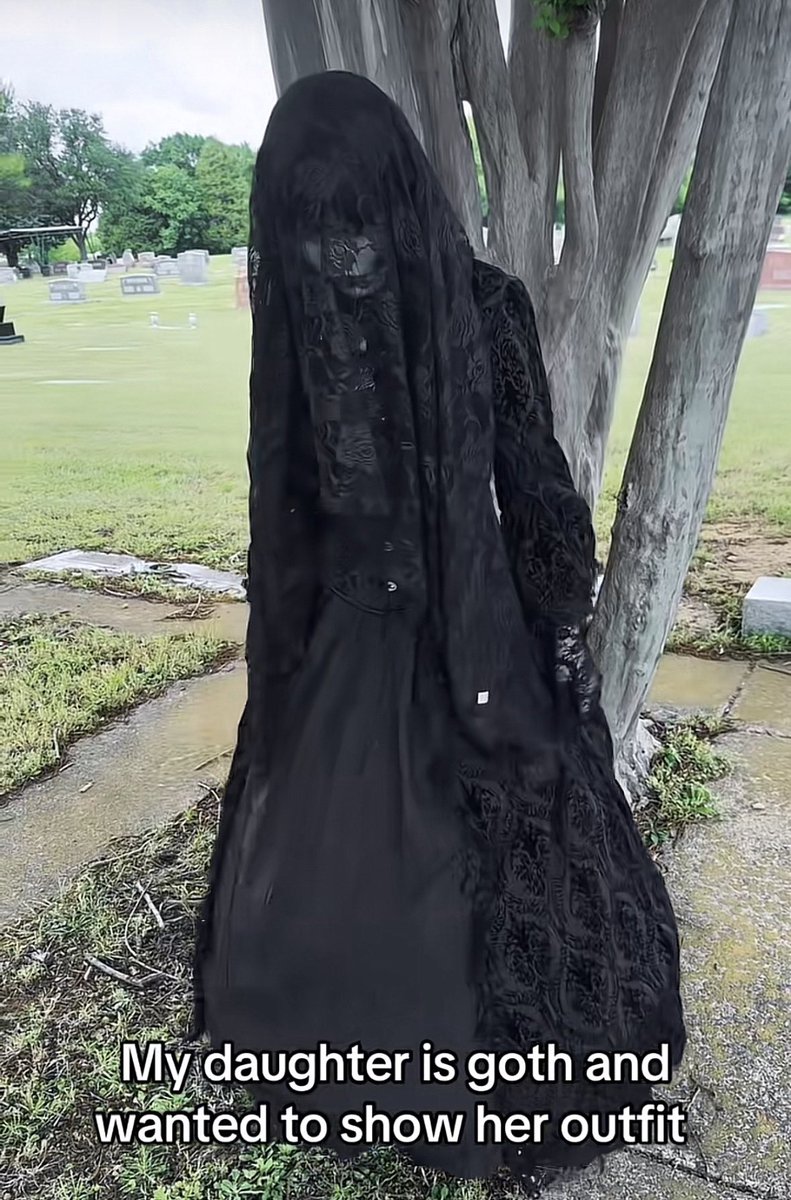 TL0VEB's tweet photo. @Ransom2026 @kirawontmiss Shes a fetishist poser these are real goths. Goth is a subculture for music and art, not running around bouncing your tits for views like a prostitute https://t.co/r7gaPC21ry