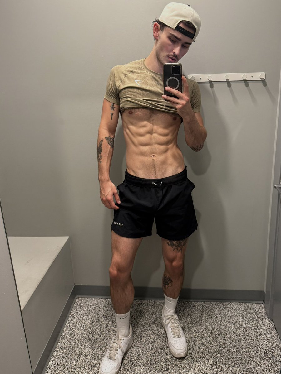 thatboymattt's tweet photo. legs and core day always has my physique looking the absolute best 💪🏼 #gym #abs #lean #muscle https://t.co/tV28w6uLFa