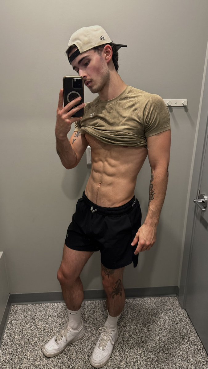 thatboymattt's tweet photo. legs and core day always has my physique looking the absolute best 💪🏼 #gym #abs #lean #muscle https://t.co/tV28w6uLFa