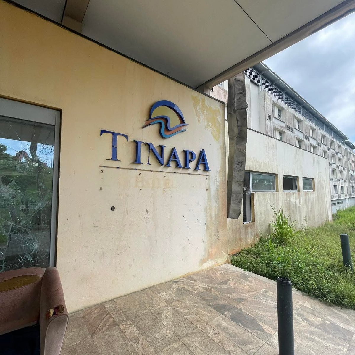 Shaibu_AO's tweet photo. This is Tinapa, Calabar 🇳🇬, a $350 million resort that was meant to be the biggest in Africa and attract tourists, investors and businesses from around the world.
Nigerians vandalized and destroyed most parts of it during the #EndSARS protests, leaving what was once a major tourism dream in a terrible state.