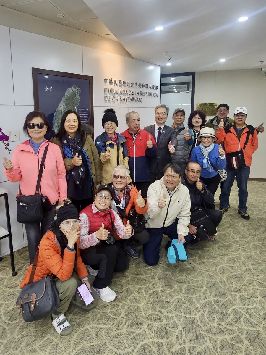TW_Paraguay's tweet photo. Paraguay en el radar de los turistas taiwaneses 🇵🇾🇹🇼✨

El embajador Iván Lee recibió a un grupo de 16 turistas taiwaneses que está recorriendo la tierra guaraní.

¿Nuestra recomendación para estos días de frío? ¡Una chipa y un mate calentito! ❄️🧉🇵🇾

¡Bienvenidos a Paraguay! ❤️ https://t.co/4SckPaxb7F