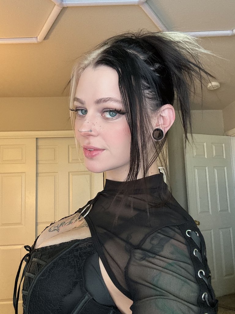 fpswaifu's tweet photo. u urgently need a goth girl in your life https://t.co/2JIbSHGfkx