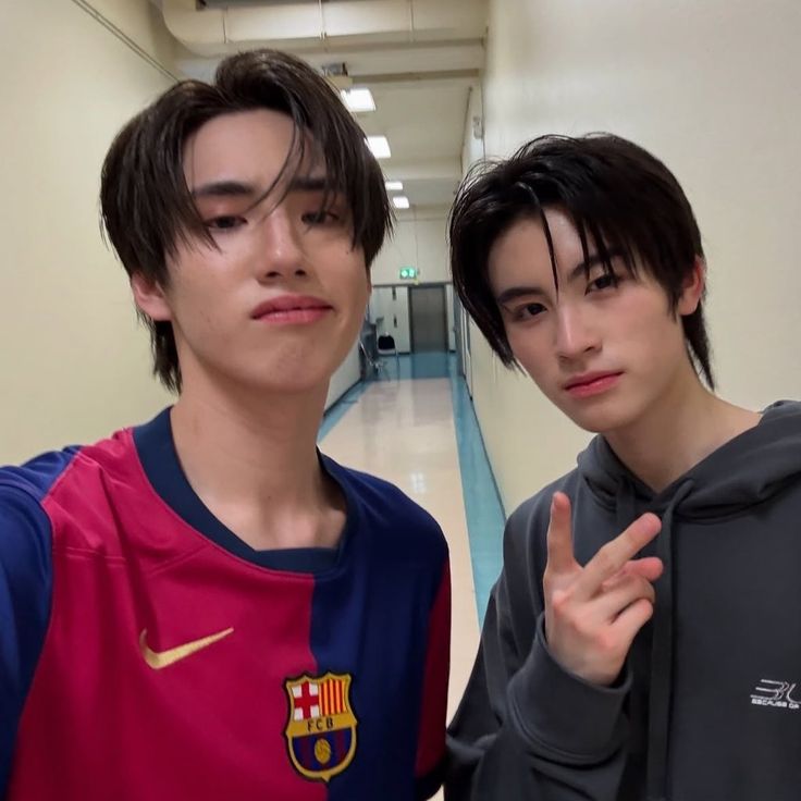 grassammy_'s tweet photo. คอนเสิร์ตครั้งแรก และ ครั้งที่สองก็ยังมีรูปคู่กับน้องเสมอมา #2191DaysOfPHUAA https://t.co/DmEIiQiNdM
