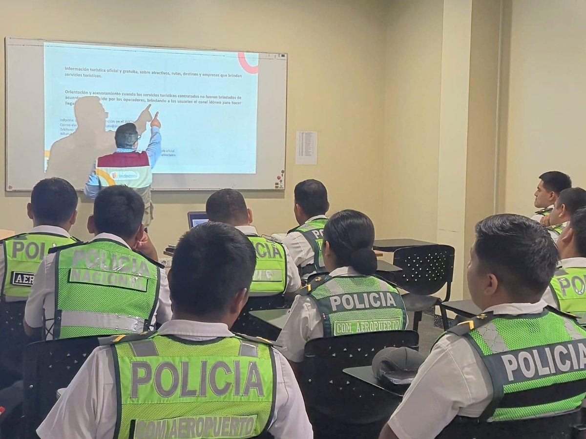 IndecopiOficial's tweet photo. 📢 #IndecopiEnTodoElPerú | Especialistas de la Oficina Local del Indecopi en el Aeropuerto Internacional Jorge Chávez (OLI Aeropuerto) capacitaron al personal de la Policía Nacional del Perú que presta servicios en el nuevo terminal aéreo, todo ello (1/3) https://t.co/zNGNhqQMZ6