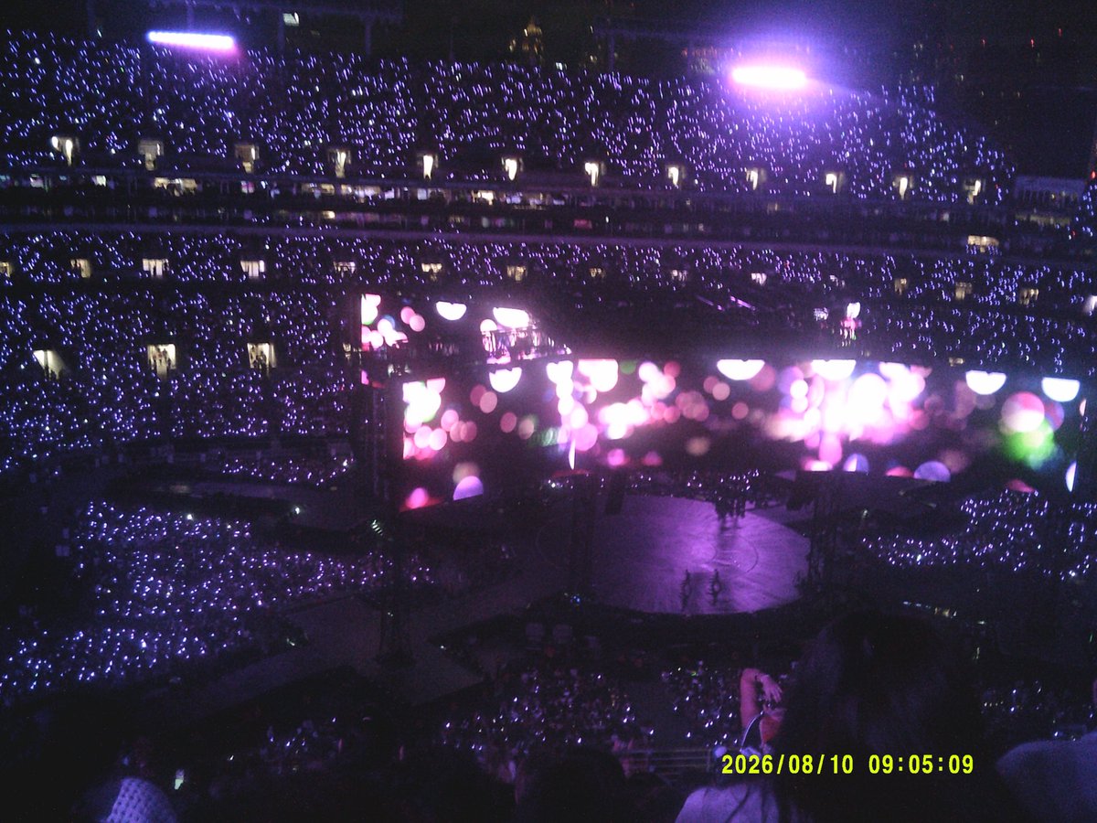agust0613's tweet photo. the crowd last night from my digicam 😭💔 https://t.co/YgLA3ma2MD