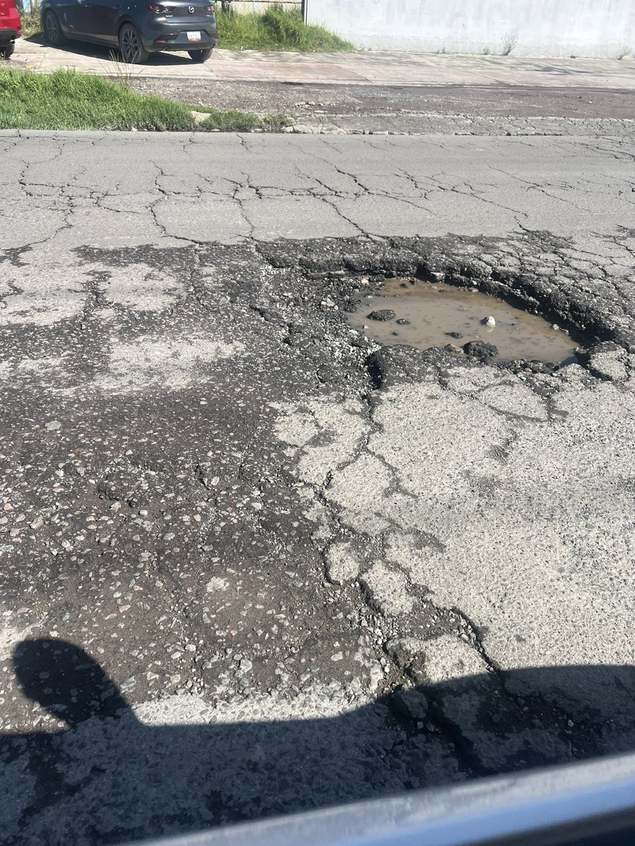 lo_celia's tweet photo. 🚨 ¿A quién podemos dirigirnos para que atiendan los baches en Metepec?
La situación en la Carretera Metepec–Zacango es cada vez más preocupante. El estado de la vialidad hace prácticamente imposible transitar con seguridad y ya se han presentado accidentes.
 @MetepecGobierno https://t.co/6GX9DkN9I0