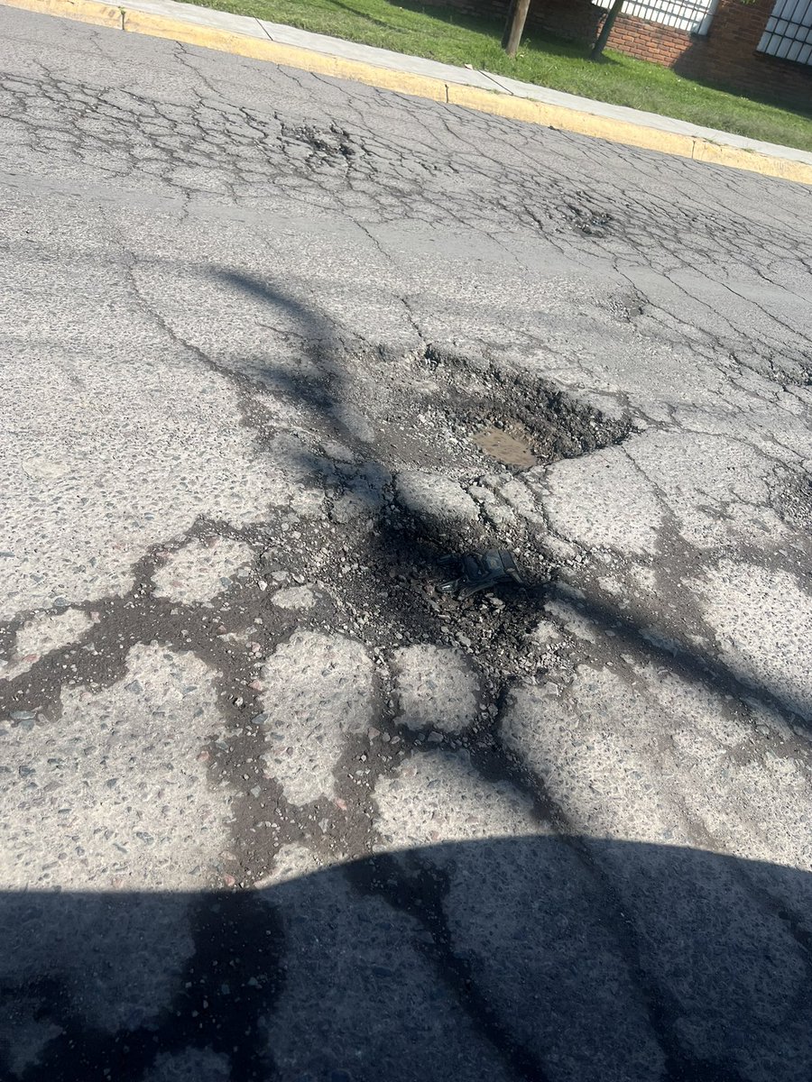 lo_celia's tweet photo. 🚨 ¿A quién podemos dirigirnos para que atiendan los baches en Metepec?
La situación en la Carretera Metepec–Zacango es cada vez más preocupante. El estado de la vialidad hace prácticamente imposible transitar con seguridad y ya se han presentado accidentes.
 @MetepecGobierno https://t.co/6GX9DkN9I0