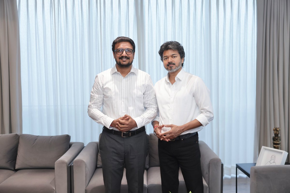 npkguruparan's tweet photo. TVK-வில் இணையும் போது, முதல்வர் @TVKVijayHQ முன்னிலையில் தான் இணைவேன் என்று அடம்பிடித்தார் @Vijayabaskarofl. ஆனால்,குட்டிக்கரணம் அடித்தும்கூட முதல்வரின் அப்பாயின்மெண்ட் கிடைக்கவில்லை. 

ஒருவாரம் கழித்துதான் முதல்வருடன் ஃபோட்டோ எடுத்துக்கொள்ள வாய்ப்பு வழங்கப்பட்டது. கட்சியில் இதுவரை இணைந்த அதிமுக பிரமுகர்கள் அனைவருக்கும் அதே நிலைதான். 

ஆனால், அதிமுக-வில் இருந்து விலகிய @SingaiGR
சிங்கை ராமச்சந்திரனுக்கு மட்டும் முதல்வரின் அப்பாயின்மெண்ட் உடனடியாக கிடைத்திருக்கிறது. முதல்வர் முன்னிலையில் TVK-வில் இணைந்திருக்கிறார். 

விரைவிலேயே அவருக்கு STARTUP TN CEO பொறுப்பு வழங்கப்பட இருப்பதாகவும் தகவல்கள் கூறுகின்றன. 

இந்தளவுக்கு சிங்கையாருக்கு முக்கியத்துவம் கிடைப்பதற்குக் காரணம், முன்னாள் அமைச்சர் வேலுமணி என்கிறார்கள் விவரமறிந்தவர்கள். குட்டியை விட்டு ஆழம் பார்ப்பது இதுதானோ...