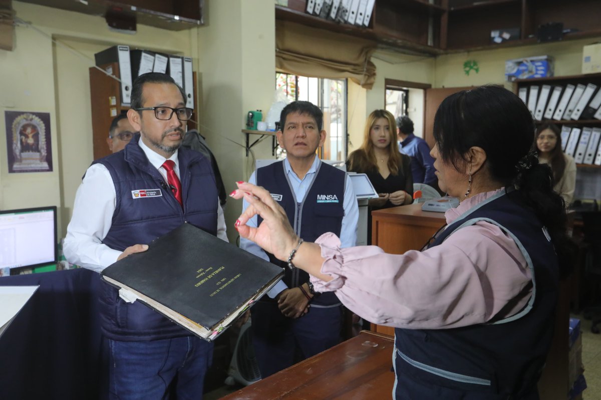 Minsa_Peru's tweet photo. ✅ Avanzamos hacia una gestión más eficiente y digital en Lima Sur
#NotaInformativa | Como parte del trabajo de campo, el ministro de Salud, Luis Dyer, supervisó la sede de la Diris Lima Sur, en Barranco, y el Centro de Salud Alicia Lastres Vda. de la Torre, donde verificó el funcionamiento de los procesos administrativos y operativos.
Durante la visita, identificó oportunidades de mejora y la necesidad de avanzar en la digitalización de los procesos para fortalecer la gestión de los establecimientos de salud de la jurisdicción. 🏥