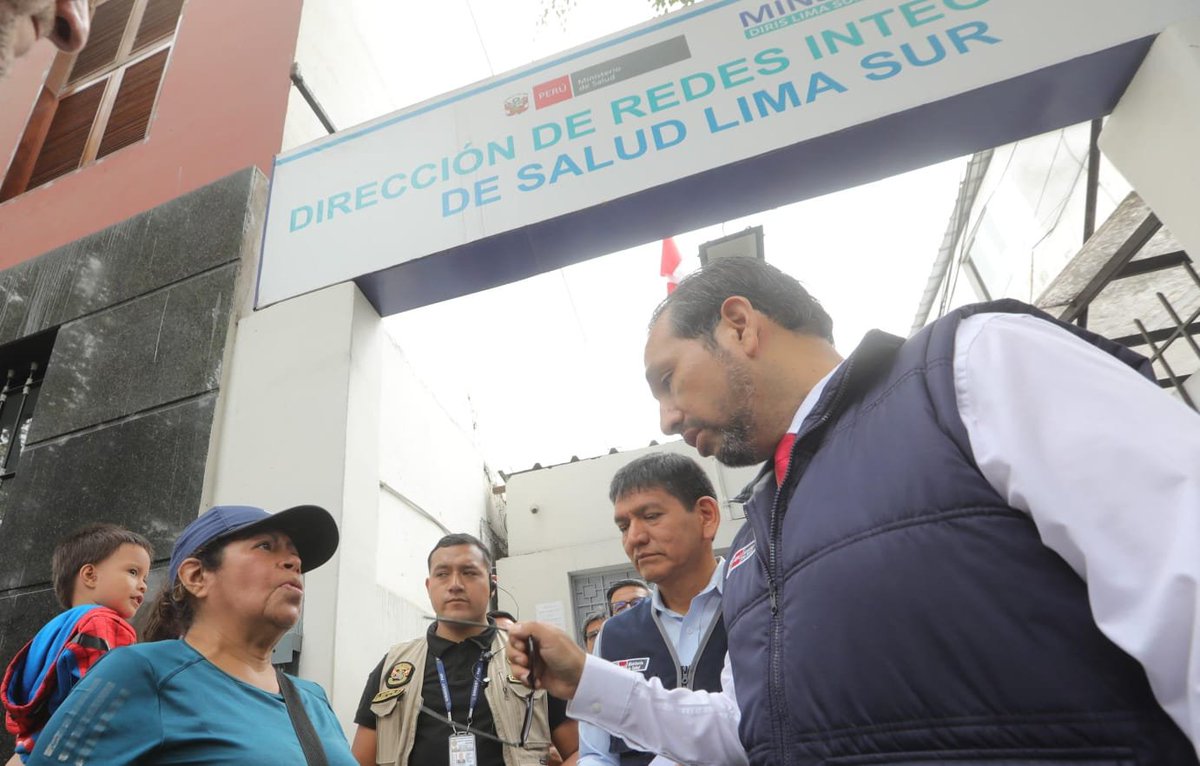 Minsa_Peru's tweet photo. ✅ Avanzamos hacia una gestión más eficiente y digital en Lima Sur
#NotaInformativa | Como parte del trabajo de campo, el ministro de Salud, Luis Dyer, supervisó la sede de la Diris Lima Sur, en Barranco, y el Centro de Salud Alicia Lastres Vda. de la Torre, donde verificó el funcionamiento de los procesos administrativos y operativos.
Durante la visita, identificó oportunidades de mejora y la necesidad de avanzar en la digitalización de los procesos para fortalecer la gestión de los establecimientos de salud de la jurisdicción. 🏥