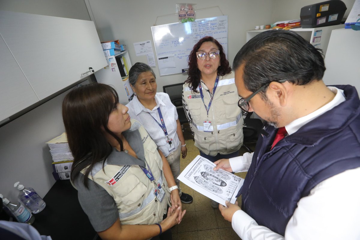 Minsa_Peru's tweet photo. ✅ Avanzamos hacia una gestión más eficiente y digital en Lima Sur
#NotaInformativa | Como parte del trabajo de campo, el ministro de Salud, Luis Dyer, supervisó la sede de la Diris Lima Sur, en Barranco, y el Centro de Salud Alicia Lastres Vda. de la Torre, donde verificó el funcionamiento de los procesos administrativos y operativos.
Durante la visita, identificó oportunidades de mejora y la necesidad de avanzar en la digitalización de los procesos para fortalecer la gestión de los establecimientos de salud de la jurisdicción. 🏥