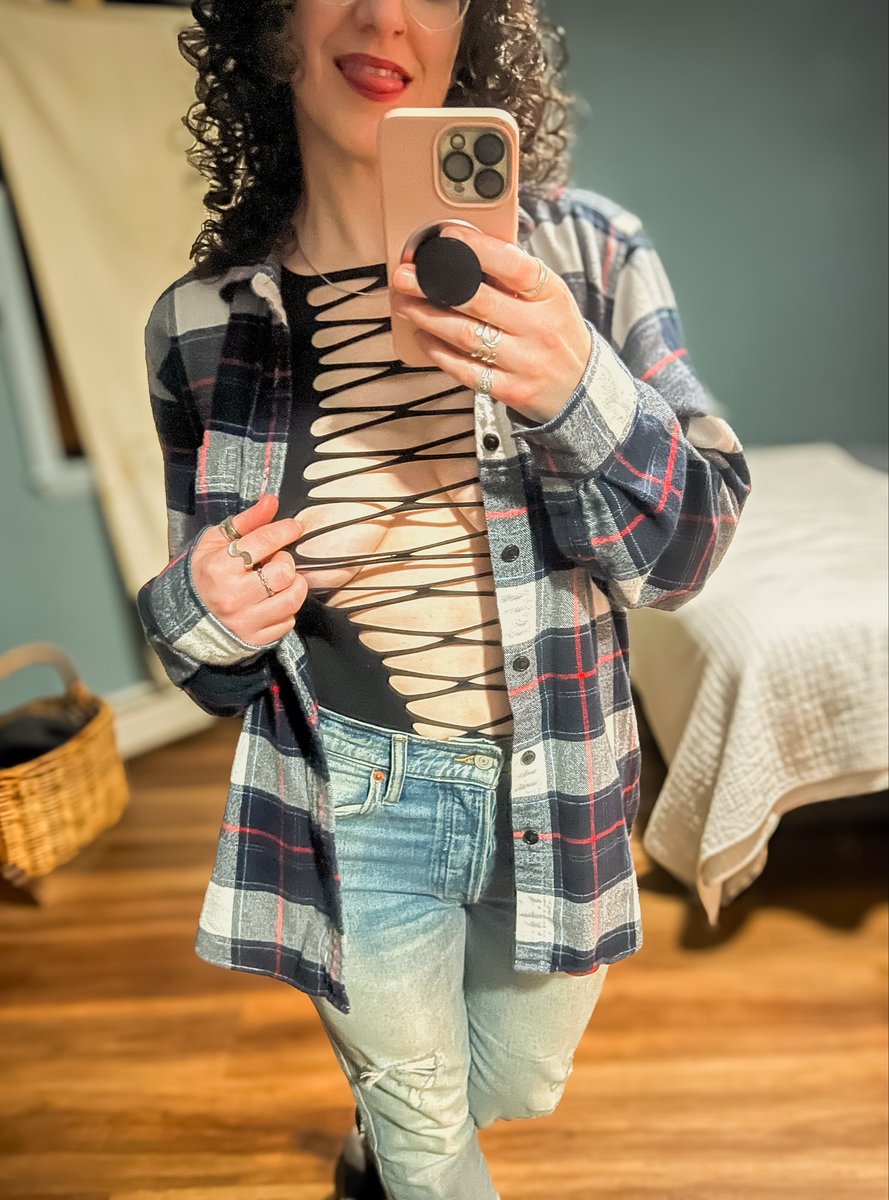flirty3399's tweet photo. My date fit, how long before you try groping me? https://t.co/wU8G4ix0eV