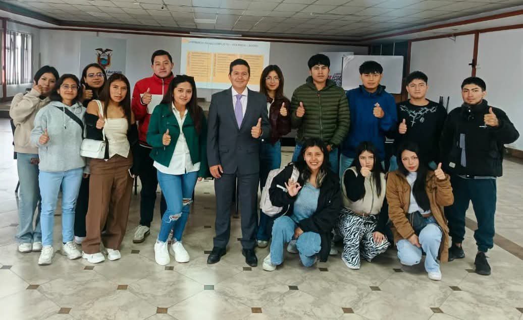 EducacionZ3_Ec's tweet photo. 🤝💙 Recibimos y capacitamos a los #JóvenesEnAcción, que hoy se integran a nuestro equipo de trabajo de la Zona 3. 
Su energía y ganas de aprender se convierten en nuevas oportunidades para crecer, aportar y construir juntos un mejor país. https://t.co/rkWupK3P6I