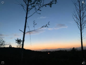 MDConfusion's tweet photo. Following roughly an hour of trekking, I arrive at the overlook. The scenery is absolutely stunning—lofty peaks stretch endlessly into the distance, dusted with snow, while the valleys beneath are blanketed in woodland. I settle onto a boulder, absorbing the splendor.🍝Tomato s https://t.co/MB3mP3721e