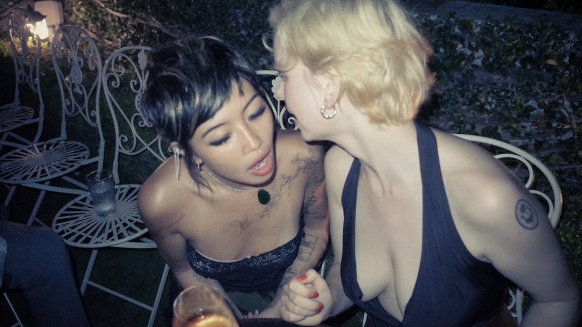 beabadoobeebr's tweet photo. Beabadoobee no casamento de Matty Healy e Gabriette. 🖤 https://t.co/ZNaN20Udzd