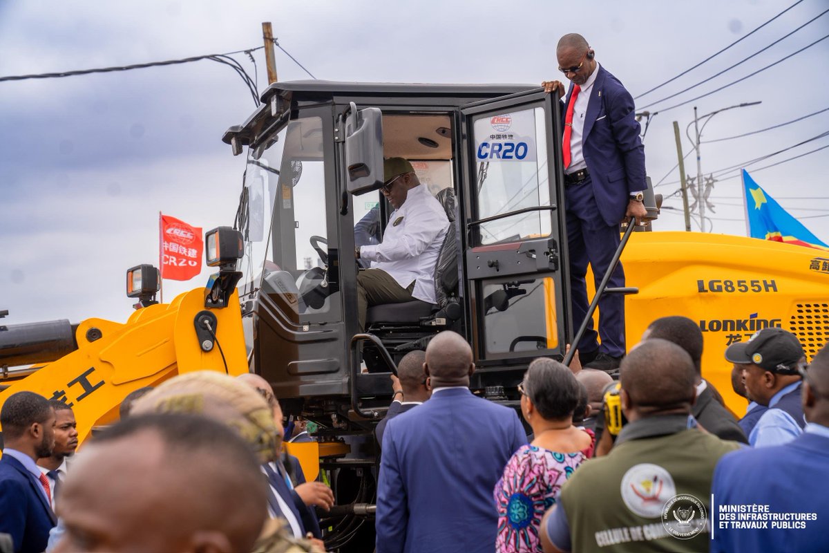 mulundakabuya1's tweet photo. #Modernisation de la voirie de Kinshasa : le Chef de l'État lance les travaux du Boulevard Étienne Tshisekedi,le Ministère des ITP salue la concrétisation du "Peuple d'abord "
KINSHASA — Un nouveau jalon vient d'être franchi dans la transformation urbanistique de la capitale congolaise.
Le Président de la République, Félix-Antoine Tshisekedi , a donné ce lundi le coup d'envoi officiel des travaux de construction et de modernisation du boulevard Docteur Étienne Tshisekedi wa Mulumba sur le Boulevard Triomphal.
Porté par l'Hôtel de Ville de Kinshasa avec le financement du trésor public sous l'impulsion du chef de l'Etat Félix-Antoine Tshisekedi ,ce projet d'envergure consiste à prolonger le Boulevard Triomphal, de son intersection avec l'avenue libération (Ex 24 Novembre ) jusqu'au rond-point Bakayawu dans la commune de Bandalungwa.
*Un hommage mérité au sphinx de Limete*
L'attribution du nom du Docteur Étienne Tshisekedi wa Mulumba à cette grande artère revêt une portée symbolique et historique majeure. Homme d'État d'exception, figure de proue de la lutte pour la démocratie et ancien Premier ministre, il a marqué l'histoire administrative et politique de la République Démocratique du Congo dès les années 1960 et 1970 — occupant tour à tour les fonctions de recteur de l'École Nationale de Droit et d'Administration, Commissaire aux comptes à la Banque Nationale du Congo, Député National, ainsi que Ministre de l'Intérieur, de la Justice et Ministre d'État au Plan.
Une infrastructure moderne confiée au géant CR20
Sur le plan technique, l'ouvrage est dimensionné pour désengorger la circulation kinoise et offrir un confort d'usager optimal :
Artère principale : Longue de 2 020 mètres et large de 28 mètres, elle comprendra 8 voies de circulation (4 voies dans chaque sens).
Voie secondaire : Une bretelle de 750 mètres à 2 voies (1 voie dans chaque sens) desservira plusieurs axes stratégiques, notamment Koto, Ngongo Lutete, Ngiri-Ngiri, Kasa-Vubu et le Village Rombeau.
L'exécution des travaux a été confiée à l'entreprise China Railway 20th Bureau Group Corporation Limited (CR20), filiale du géant public mondial China Railway Construction Corporation (CRCC), réputée pour ses réalisations d'infrastructures ferroviaires et routières à travers le continent africain.
Le Directeur de cabinet adjoint du Ministre des ITP Me Papy Labila Nkalim qui a représenté, son ministre John Banza Lunda à cette cérémonie de lancement salue une vision concrète et matérialisée.
le Ministre des Infrastructures et Travaux Publics, John Banza Lunda, était représenté par son Directeur de cabinet adjoint, Maitre Papy Labila Nkalim.
Dans sa prise de parole devant la presse, le représentant du Ministre a exprimé un sentiment de vive satisfaction face à la concrétisation des promesses présidentielles.
" Le Président Étienne Tshisekedi a incarné un combat politique axé essentiellement sur le social, avec son slogan Le peuple d'abord.
Aujourd'hui, le Président de la République Félix Tshisekedi ne fait plus du Le peuple d'abord un simple slogan, c'est devenu une réalité pratique et concrète. On voit le pays se reconstruire partout ", a souligné Me Papy Labila Nkalim au nom du Ministre John Banza Lunda.
Le Ministère des ITP a rappelé que ce chantier s'inscrit dans un programme global de connectivité nationale : du raccordement routier Banana-Sakania aux nouvelles rocades de Kinshasa, en passant par les équipements sociaux (hôpitaux, stades, routes) qui émergent dans les provinces comme le Kwilu.
En conclusion, le Dircaba du ministre John Banza Lunda a lancé un appel vibrant à la population congolaise à soutenir l'action du Chef de l'État :
"Toutes les nations du monde qui s'inscrivent dans un processus irréversible de modernisation veillent à la stabilité de leurs institutions. Pour maintenir cet élan de développement, nous devons préserver la stabilité politique de notre pays".
CELLCOM MIN ITP