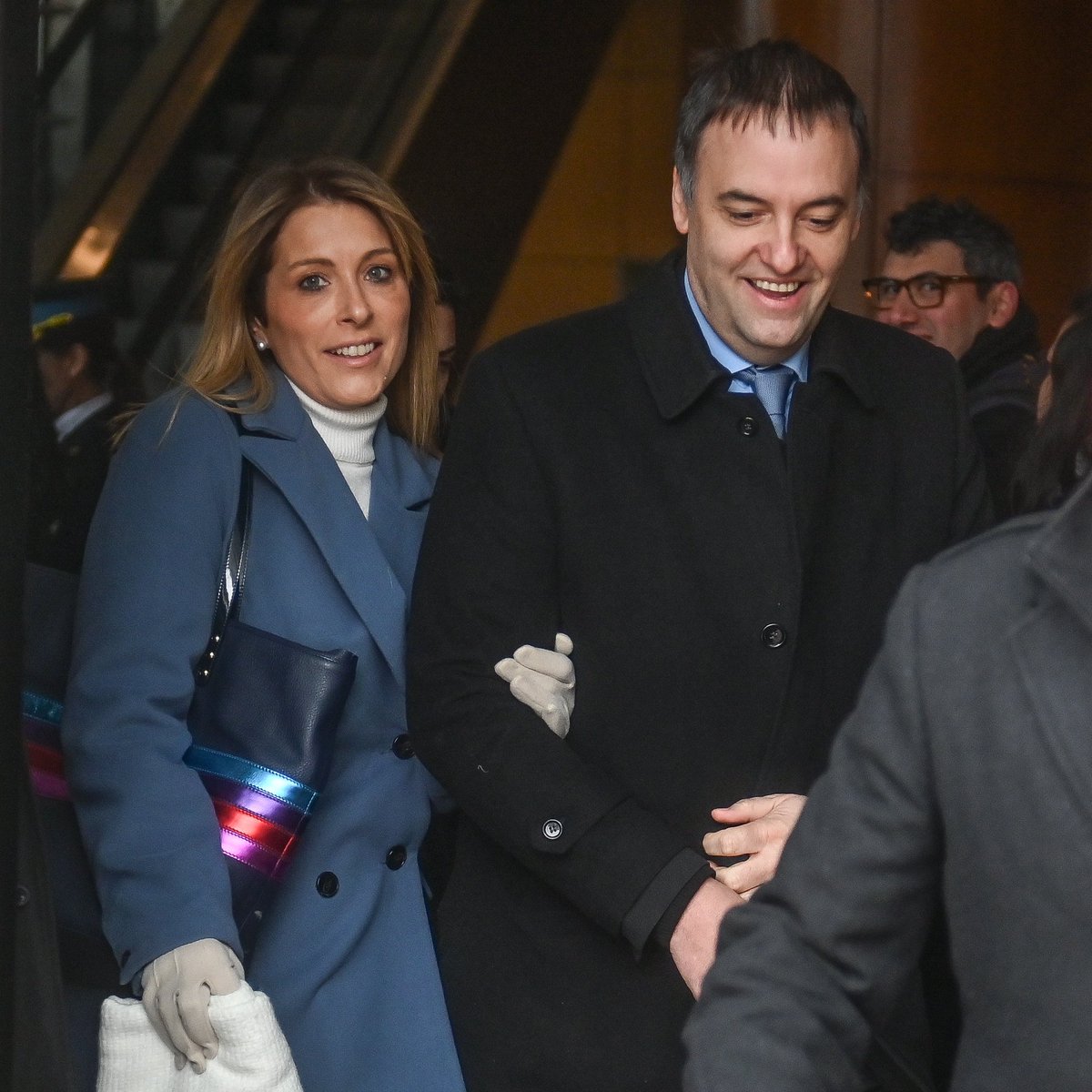 clarincom's tweet photo. EN DOS MESES, LA ESPOSA DE ADORNI MULTIPLICÓ SU FACTURACIÓN 1.440%

Lectura rápida
Entre octubre y diciembre de 2024, Angeletti concentró su facturación en tres clientes y registró un aumento del 1.440,97%. La Dirección de Asistencia Financiera (DAFI) determinó que desde septiembre sus ingresos como autónoma crecieron de forma significativa y sostenida. En 2025 facturó $124,2 millones a trece clientes, aunque el 81,95% se concentró en dos receptores.

Los números bajo investigación
La fiscalía comprobó ingresos lícitos del matrimonio por $229,7 millones durante el período investigado, frente a gastos por $272,8 millones. La diferencia asciende a $43 millones. Además, registró gastos por US$402.578 y señaló que ninguno de los ingresos lícitos comprobados fue percibido en dólares.

Qué deben explicar
Adorni deberá justificar el origen de las divisas utilizadas y, junto con Angeletti, explicar la evolución patrimonial familiar. La fiscalía considera que ambos conforman una unidad económica y les planteó veinte cuestiones que deben responder.

Cómo sigue
El juez federal Ariel Lijo ya notificó a Adorni y comenzaron a correr los 15 días hábiles para presentar las explicaciones. Si resultan insuficientes, el próximo paso será un llamado a indagatoria.

(+) en Clarín: https://t.co/cX5Zo9wUjJ