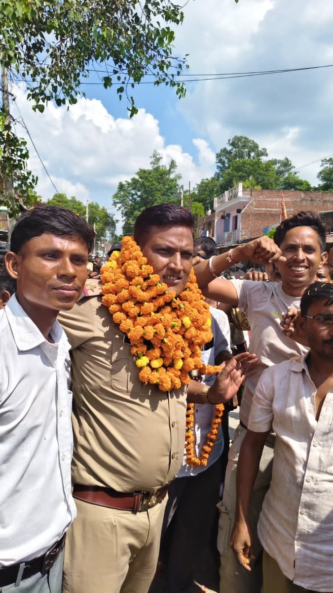 official39597's tweet photo. @Uppolice @dgpup @wpl1090 @kheripolice @Igrangelucknow @myogioffice @CrimeReport_In 
अपराधियों के लिए काल है खीरी के नीमगांव थाना अध्यक्ष प्रवीर गौतम दलित युवती के मामले में हत्यारोपी उमाशंकर को 48 घंटों में किया ढेर,करीब 8 माह के कार्यकाल में 5 वी मुठभेड़ परिजनों ने आभार व्यक्त https://t.co/dxlzjmO0RM