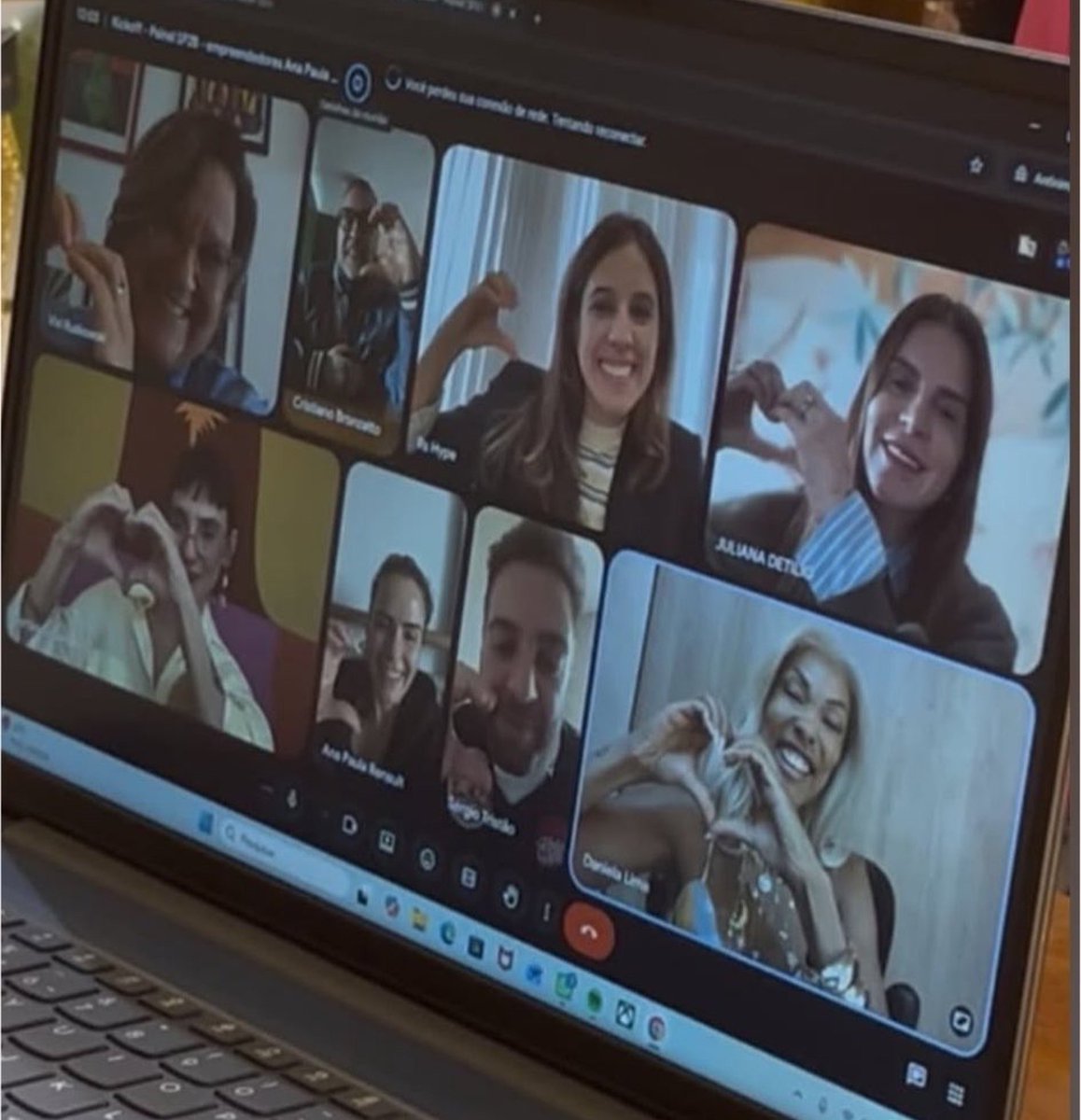 cwrrie's tweet photo. a ana paula estudando pra palestra que no fim ela vai improvisar pq na hora se emociona com o carinho do público e não se aguenta kkkk acho fofo https://t.co/48eZ0vDCMS