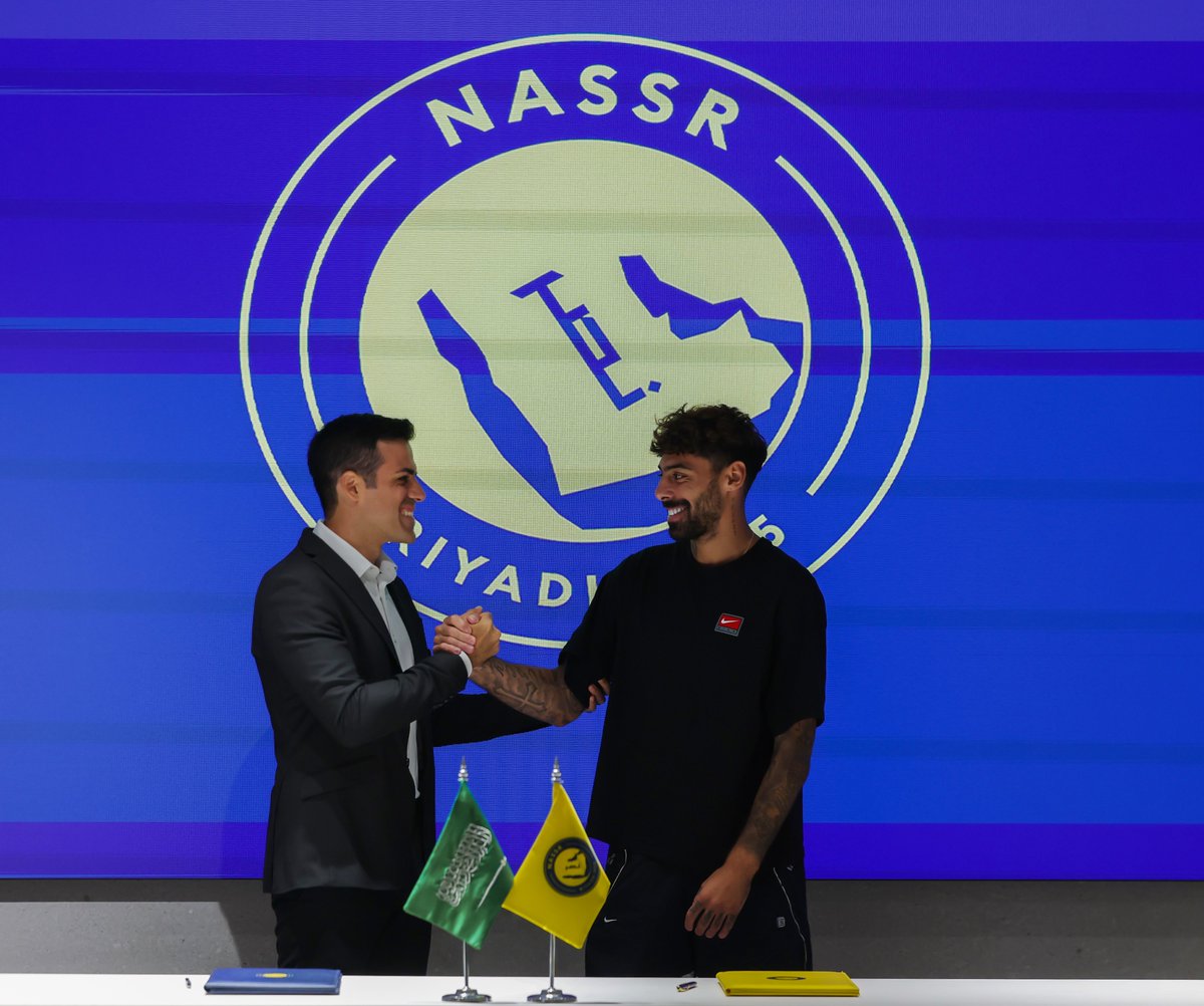 AlNassrFC's tweet photo. وقعت شركة نادي #النصر عقدًا رسميًا مع نجم المنتخب البرتغالي الكابتن سامو كوستا ✍️
وذلك بعقدٍ يمتد لـ 4 سنوات.

أمنياتنا له بالتوفيق مع #العالمي 💛 https://t.co/6RZpBmf8wM