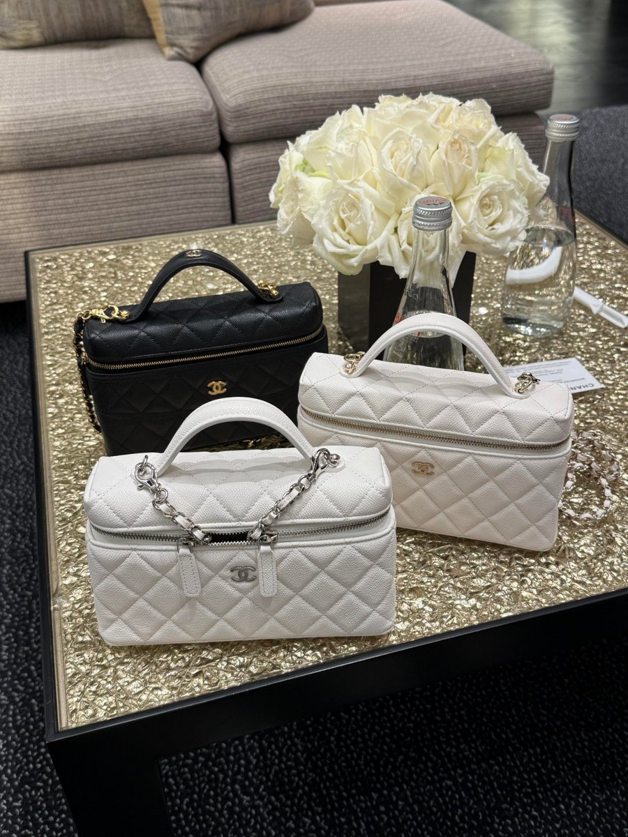 Jluckbvb's tweet photo. The little white bag is really pretty https://t.co/gTFyFnlULf