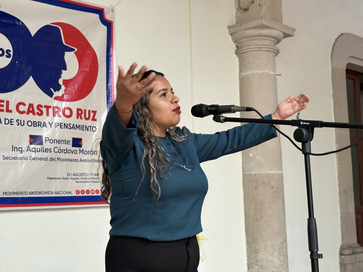 MAntorchaDgo's tweet photo. #Entérate | En el marco de la "Semana de Fidel" y como parte de las actividades por el Centenario del natalicio del Comandante Fidel Castro Ruz, el Movimiento Antorchista en Durango llevó a cabo un emotivo Recital Poético-Musical.

El evento reunió a los antorchistas en una jornada cultural que combinó la poesía alusiva a la Revolución Cubana con la música tradicional de la isla, gracias a la participación del trovador y profesor Roberto Márquez. Las notas de sus canciones y los versos declamados crearon un ambiente de reflexión y admiración por la figura del líder histórico.

La jornada culminó con un contundente mensaje de unidad y compromiso social, a cargo del dirigente estatal del Movimiento Antorchista, Pedro Martínez Coronilla, quien destacó la vigencia del pensamiento de Fidel y la importancia de mantener viva la lucha por las causas justas.