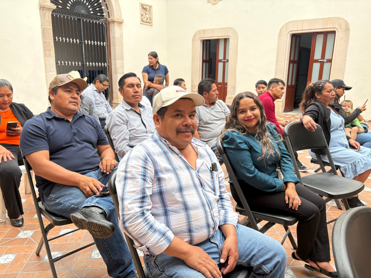 MAntorchaDgo's tweet photo. #Entérate | En el marco de la "Semana de Fidel" y como parte de las actividades por el Centenario del natalicio del Comandante Fidel Castro Ruz, el Movimiento Antorchista en Durango llevó a cabo un emotivo Recital Poético-Musical.

El evento reunió a los antorchistas en una jornada cultural que combinó la poesía alusiva a la Revolución Cubana con la música tradicional de la isla, gracias a la participación del trovador y profesor Roberto Márquez. Las notas de sus canciones y los versos declamados crearon un ambiente de reflexión y admiración por la figura del líder histórico.

La jornada culminó con un contundente mensaje de unidad y compromiso social, a cargo del dirigente estatal del Movimiento Antorchista, Pedro Martínez Coronilla, quien destacó la vigencia del pensamiento de Fidel y la importancia de mantener viva la lucha por las causas justas.